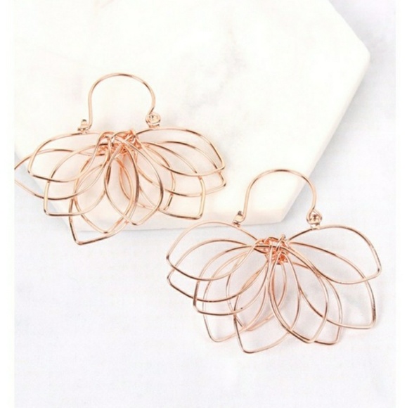 Jewelry - ⚘ROSE GOLD Wire Flower Petal Earrings